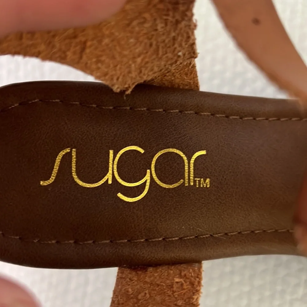 Sugar Quele Brown Vegan Leather Brass Studded Block Faux Wood Heeled Sandals 6.5